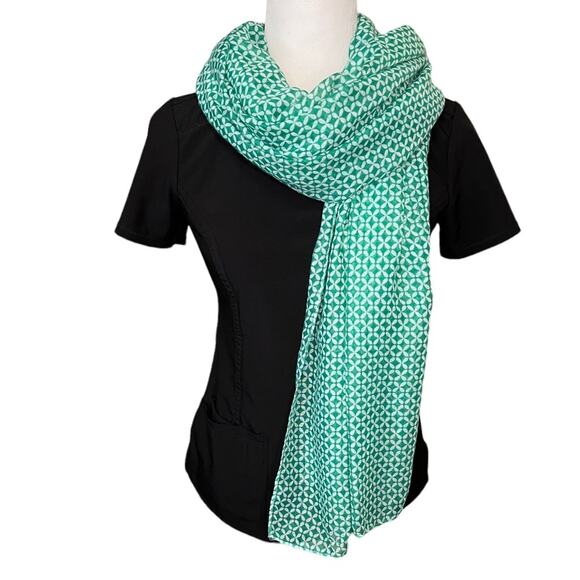 Green & White Geometric Design On This Versatile Shawl/Scarf‎ - Picture 1 of 7